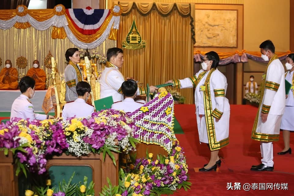 泰国国王大学毕业证,泰国王后苏提达获学士学位