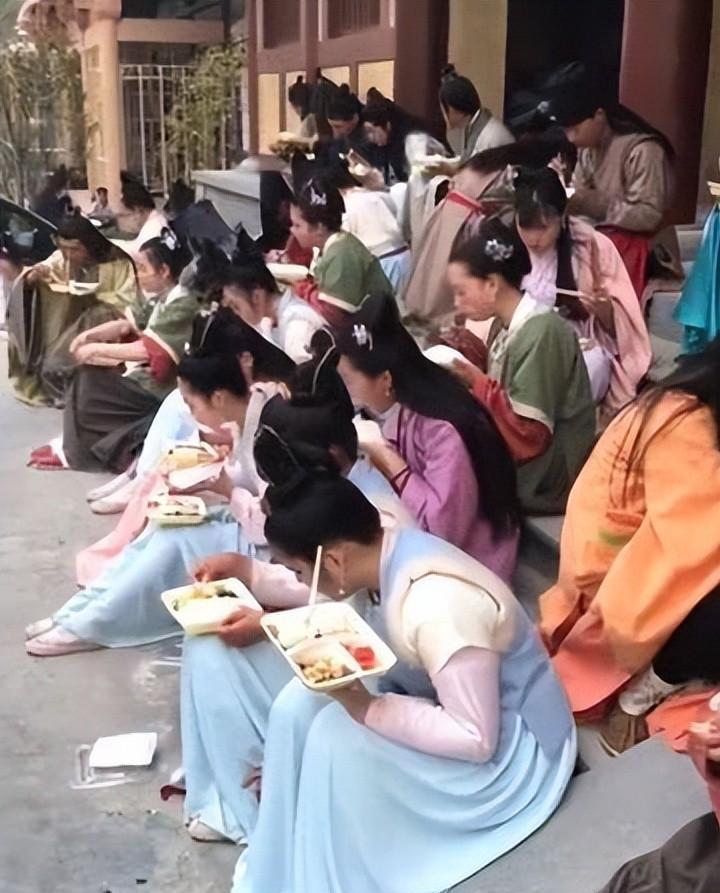 横店群演的悲惨事件,20万横店群演现状美女成群