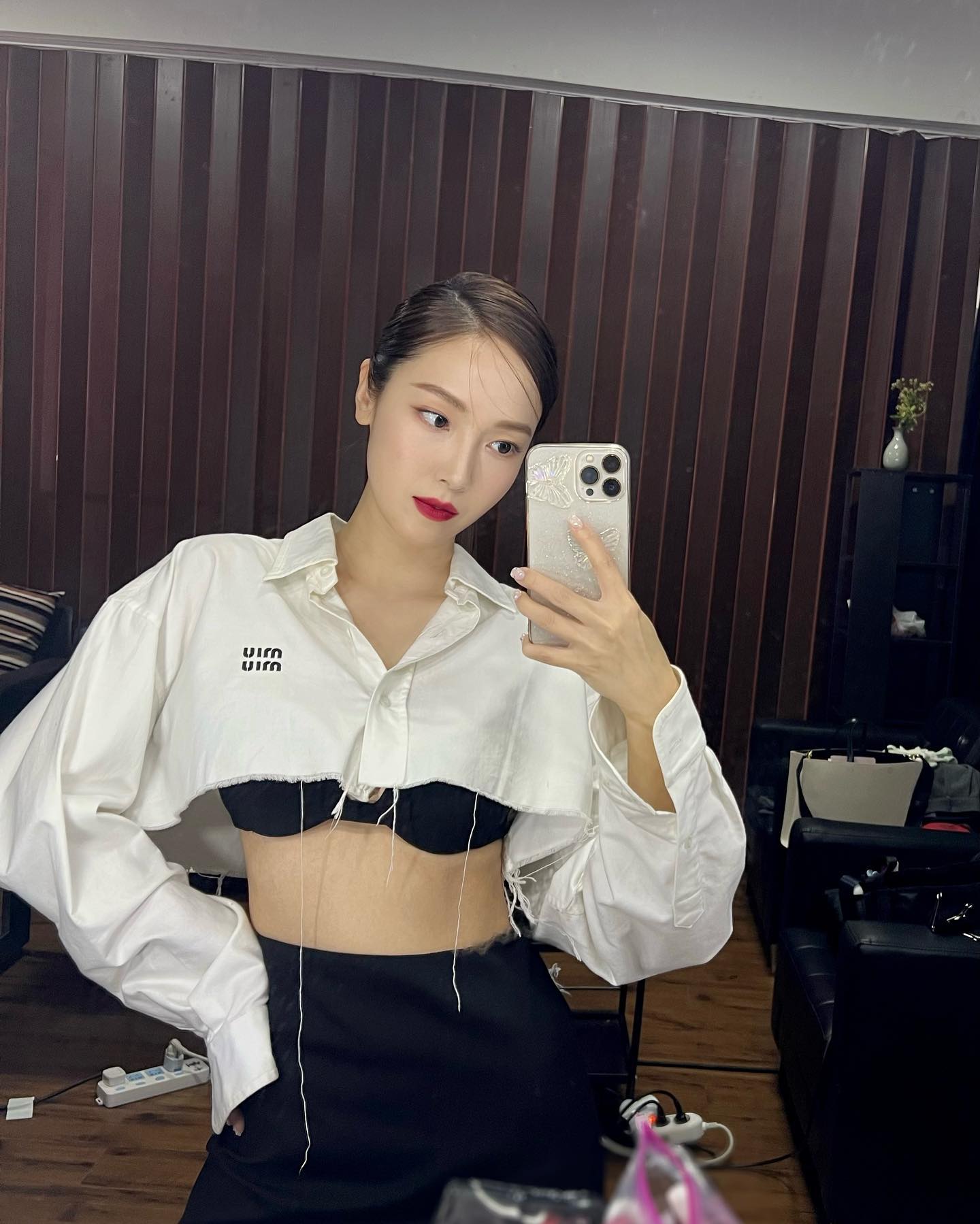 把头发都弄乱了,把头发稍微弄卷一点