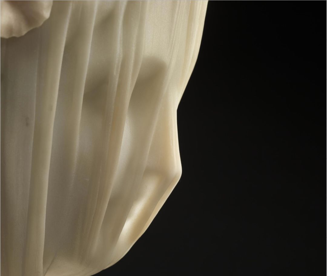 面纱掩盖着的是一个少女的贞洁，也是整个帝国的命运