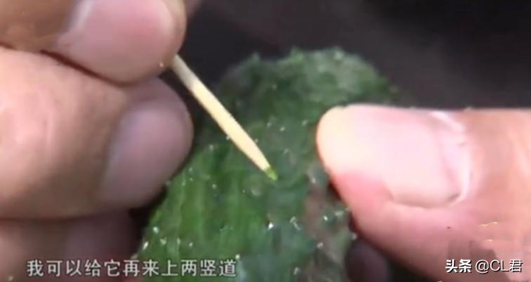 黄瓜“弯瓜”怎么办？老菜农一根牙签就搞定，5步预防法轻松解决
