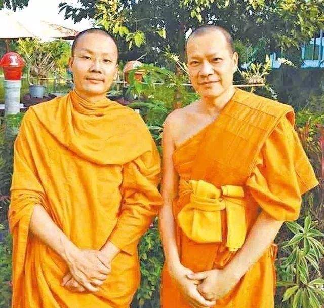 分手向前任讨要*裤内**,60岁公然出柜,“癫王”洪朝丰到底经历了啥