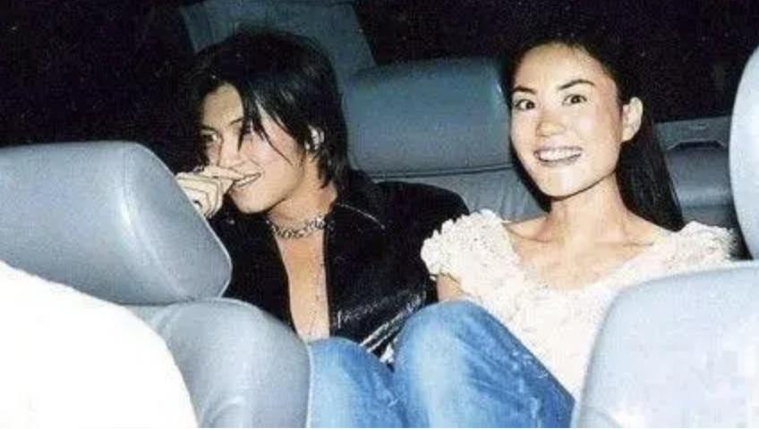 王菲谢霆锋罕见秀恩爱场面,王菲谢霆锋高调秀恩爱