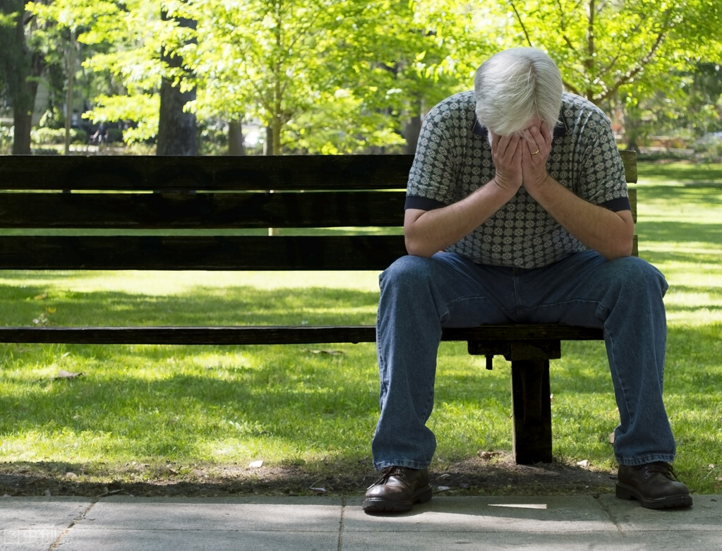 61岁退休大叔EMO，大口喝下浓缩型空调洗涤剂，嘴唇、口腔、食管严重灼伤