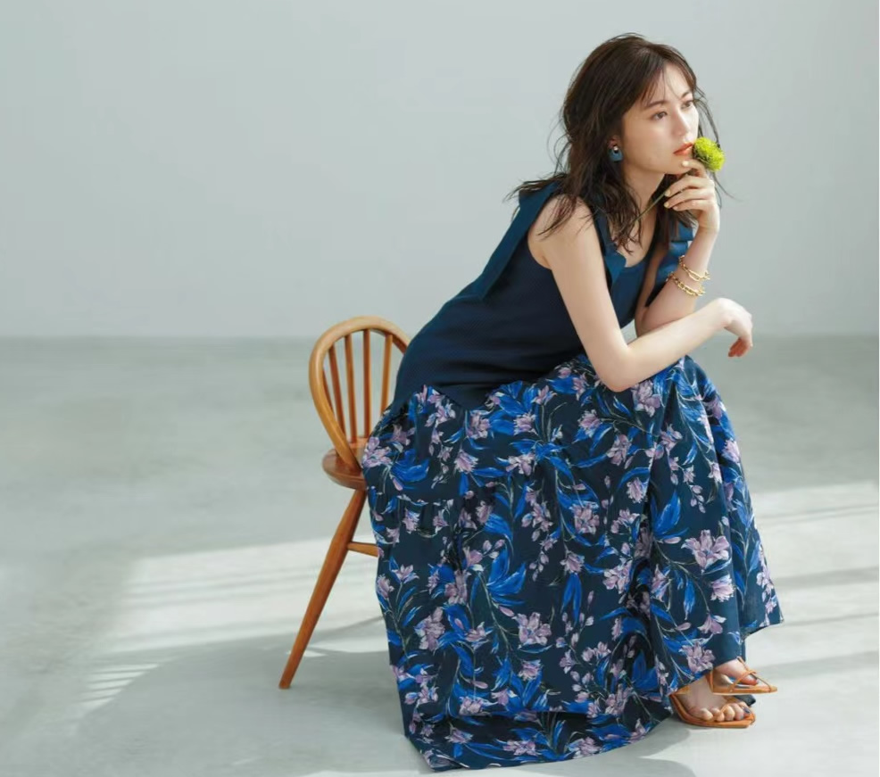 夏季多巴胺配色穿搭,以白色为底色的多巴胺穿搭