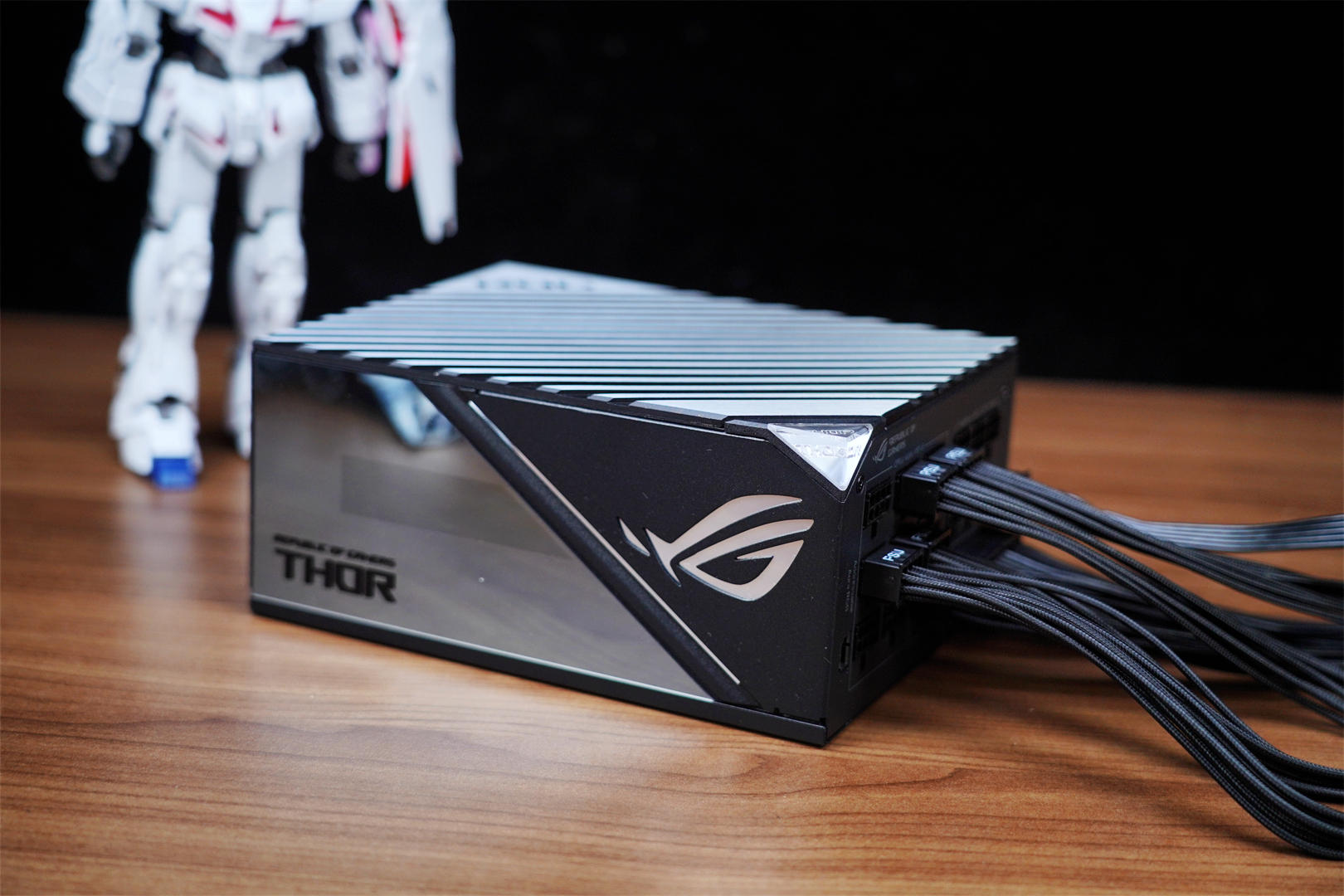 万事俱备，只等40系显卡上市，ROGTHOR1000PLATINUMII电源分享