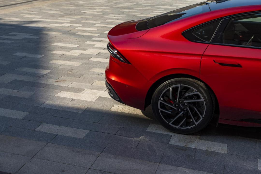 新款林肯z试驾,22款林肯z银色试驾