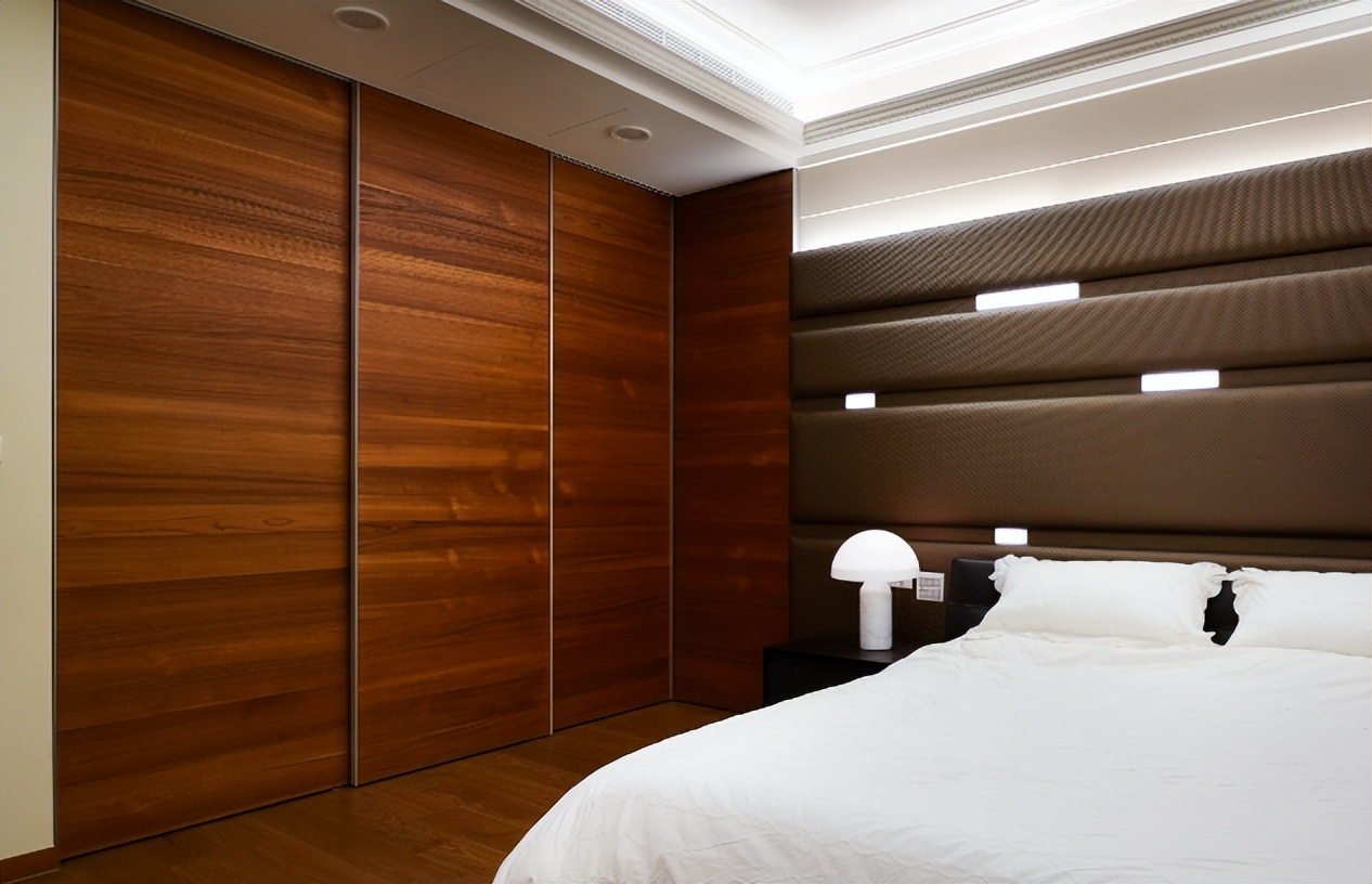 全屋定制衣柜好还是成品衣柜好,衣柜是定制好还是木工现场做好