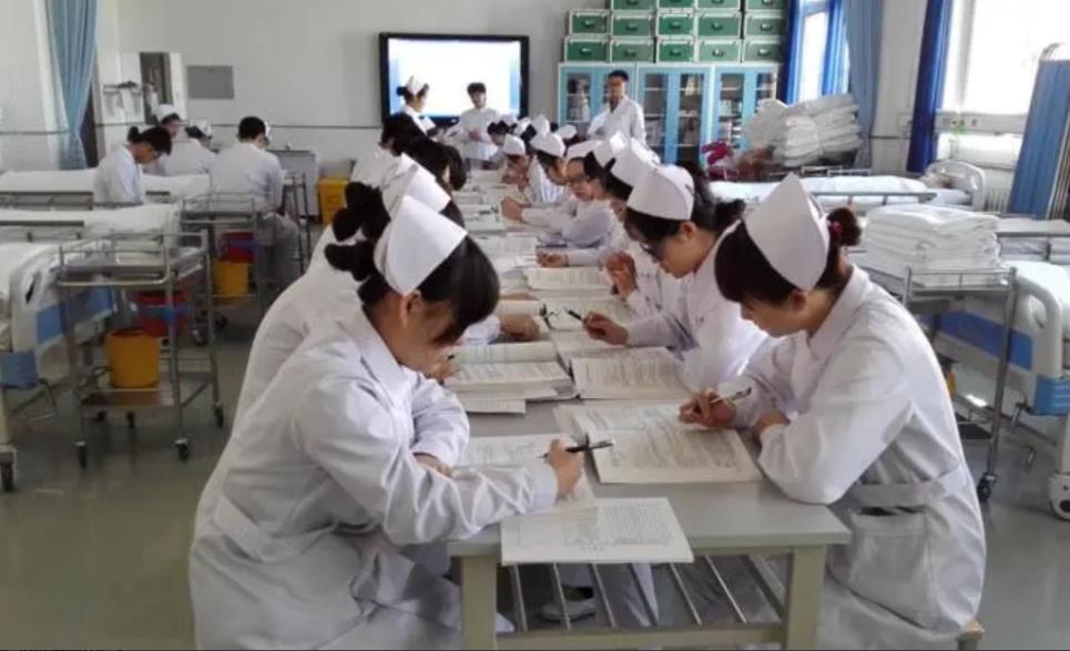 2015年，43岁母亲把子宫移植给22岁女儿，8年过去她们怎么样了？