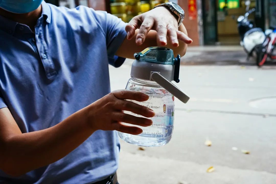 早餐烤乳猪，海鲜论盆卖？这座海岛小城舒坦得有点离谱了