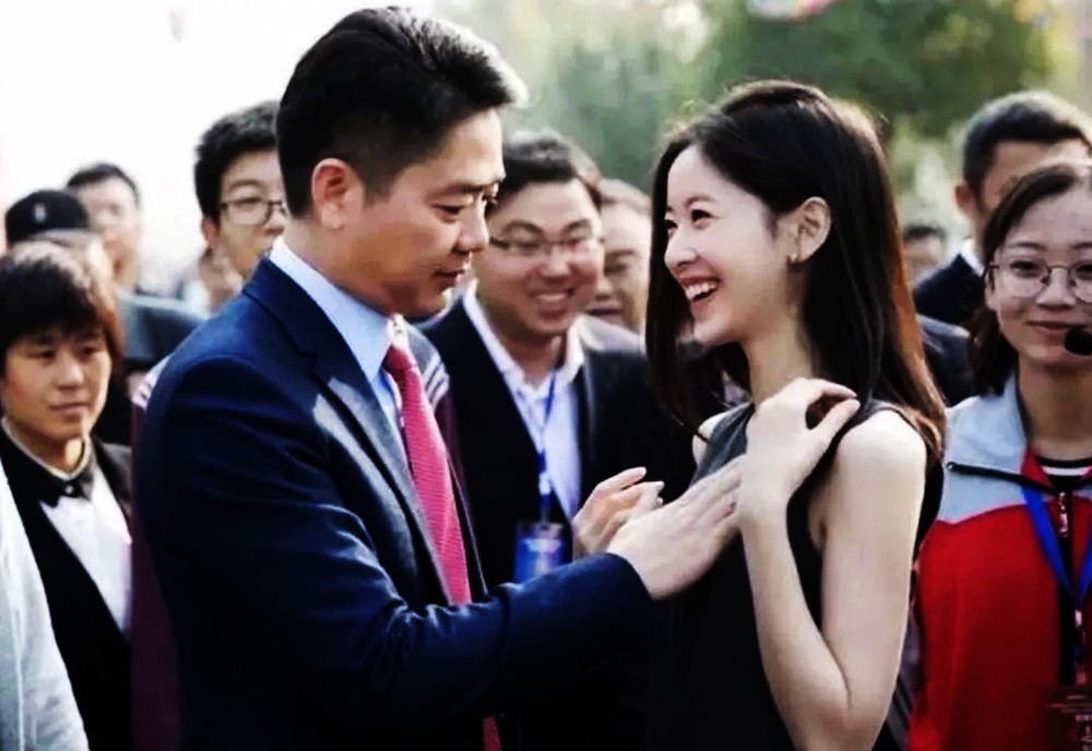 章泽天与刘强东出席照,刘强东章泽天甜蜜现身伦敦街头