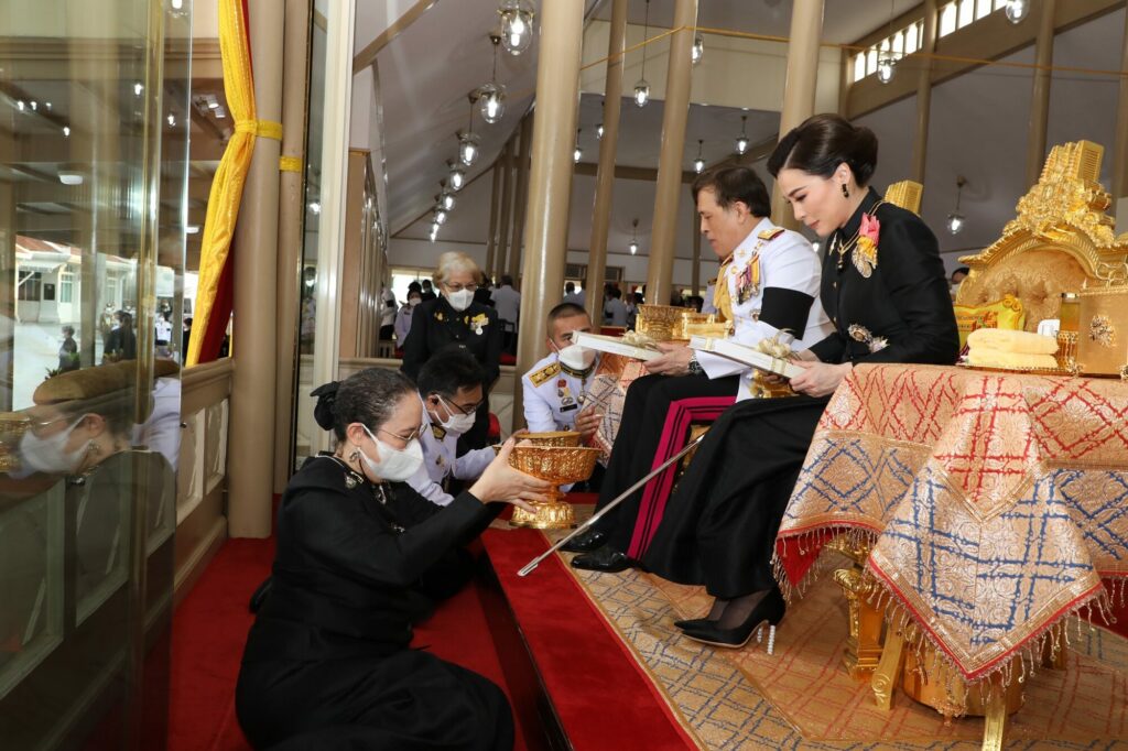 泰国国王皇后下跪,泰国王后跪在国王面前