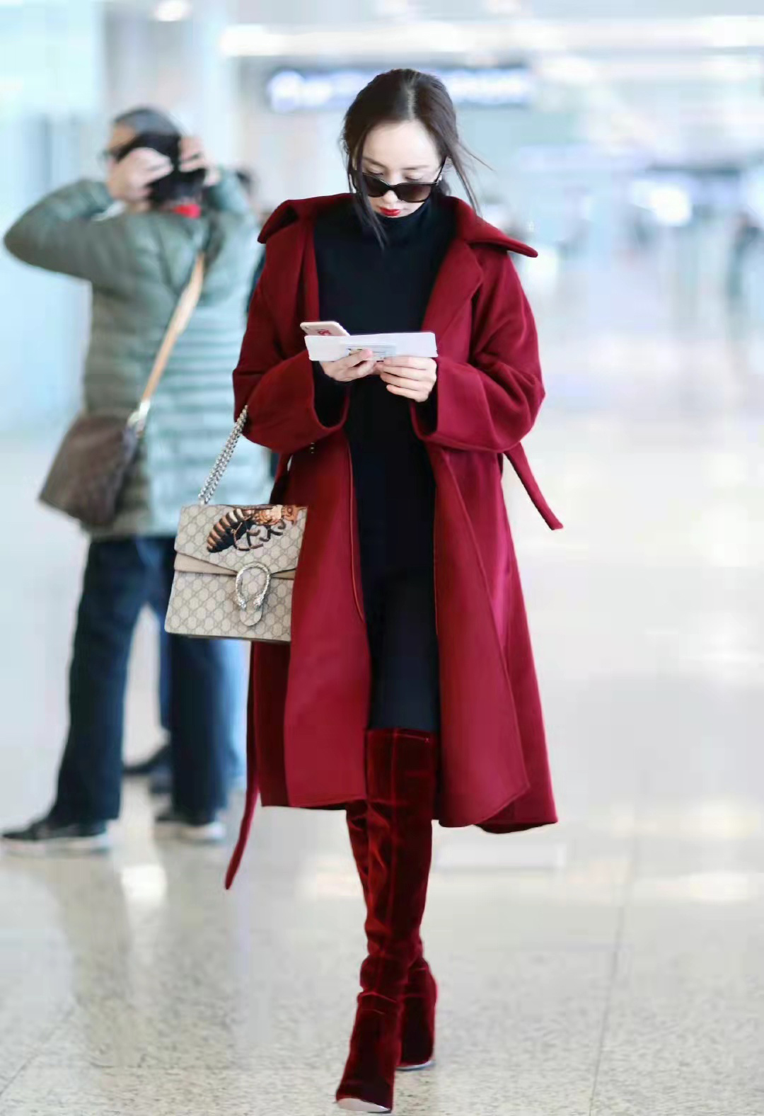 杨幂穿红色羊绒大衣配酒红麂皮及膝靴，轻奢时尚，优雅美丽过新年
