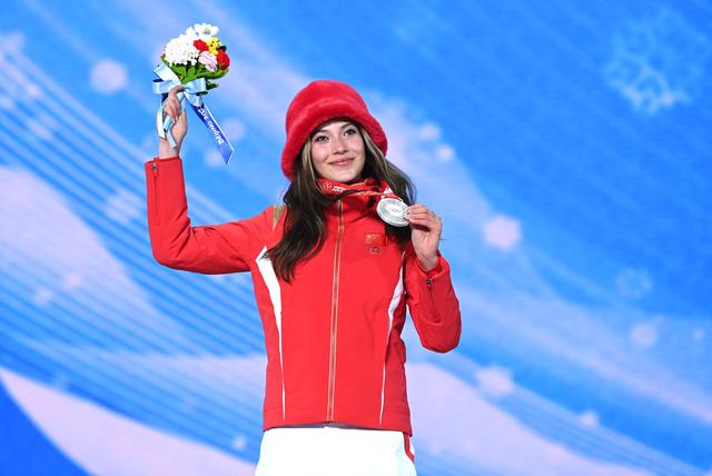 吃韭菜盒子涂美甲，轻松闯入决赛，谷爱凌这小姑娘到底啥人设