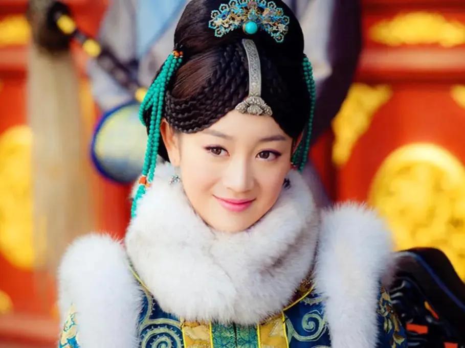 1635年，孝庄给丈夫皇太极请安，刚到门口，却听见姐姐的撒娇声