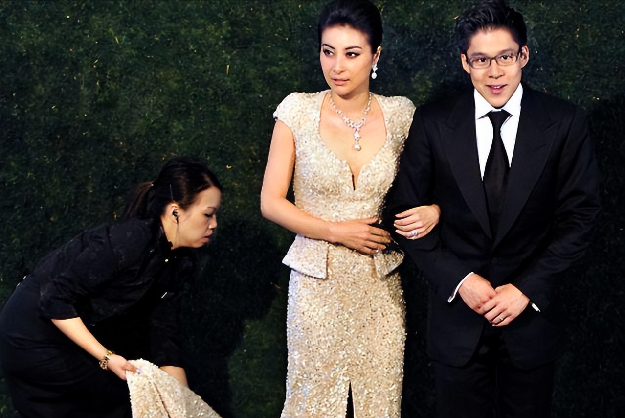 郭晶晶背小布包和老公上街购物 (郭晶晶用的帆布爱马仕包)