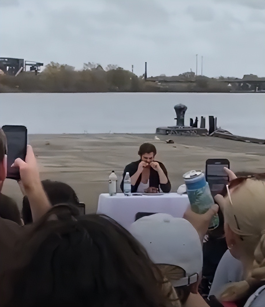 为拯救世界，美国帅哥决定狂吃40只鸡！全城500人现场围观加油