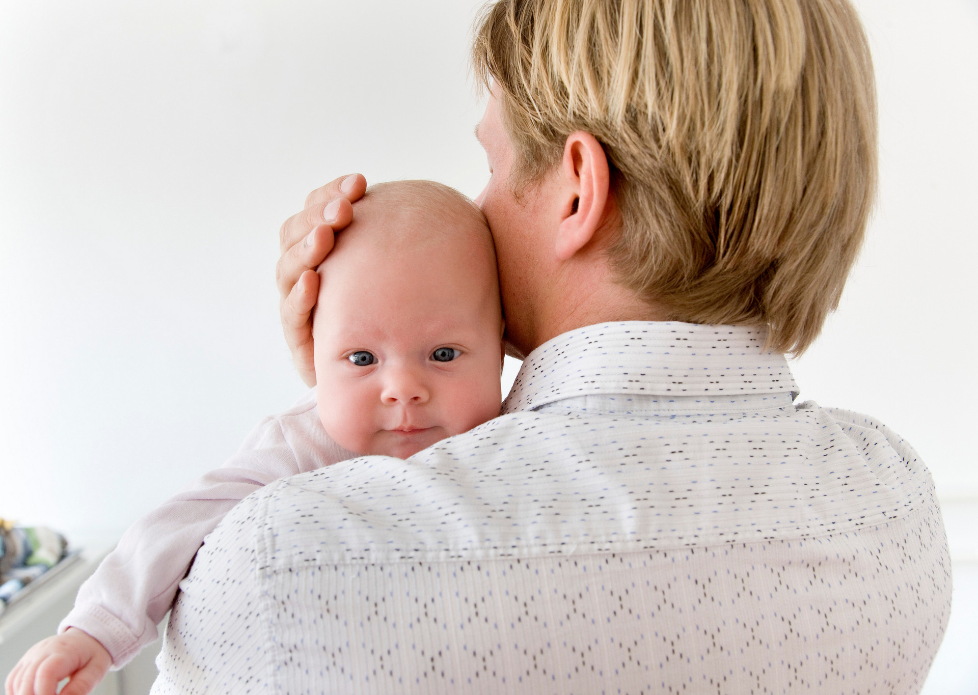 孩子喝完奶拍嗝的正确方法,宝宝喝完奶拍嗝方法有几种