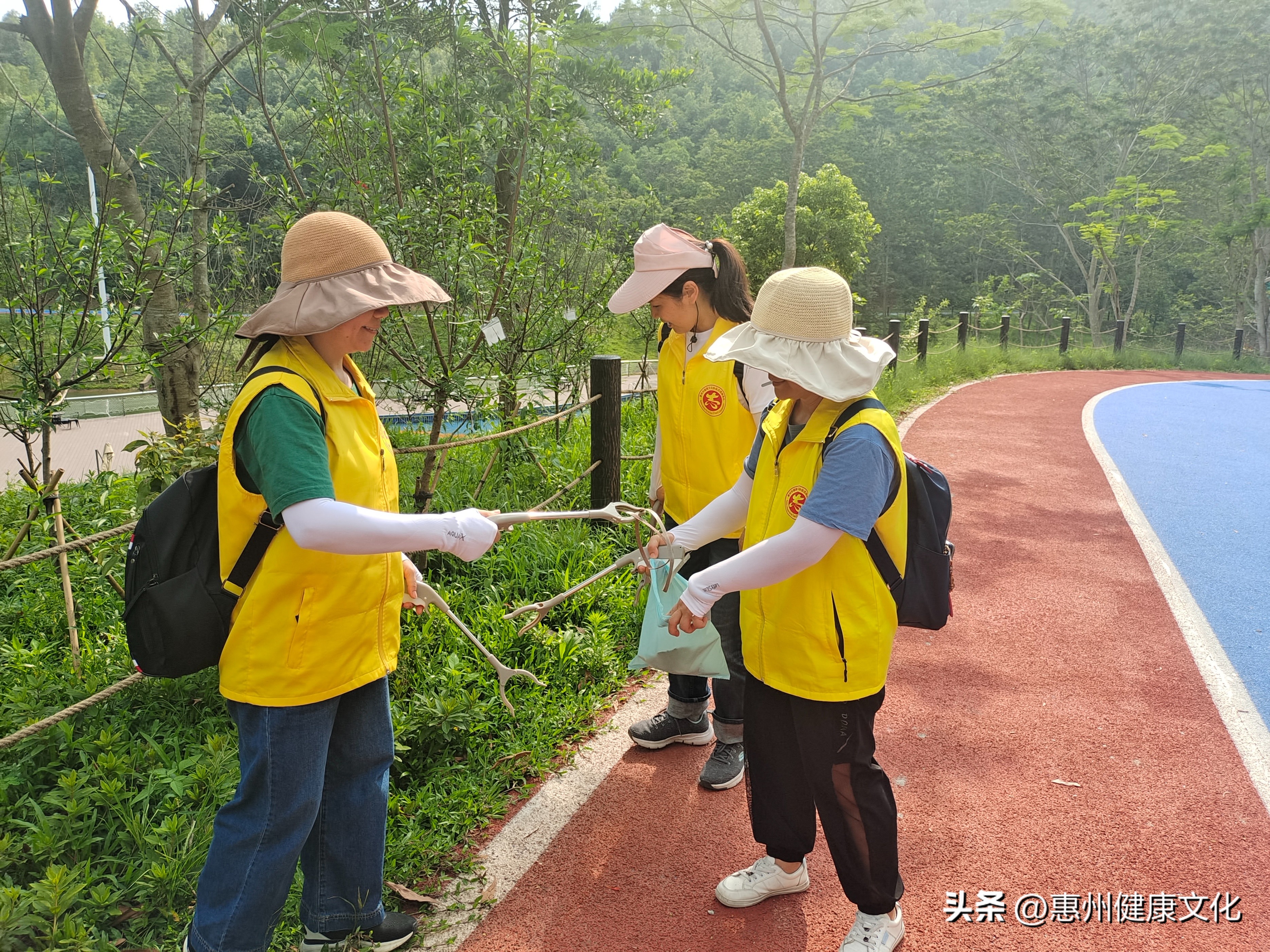 炎炎夏日抵挡不住志愿者的热情,酷暑六月为我们的志愿者点赞
