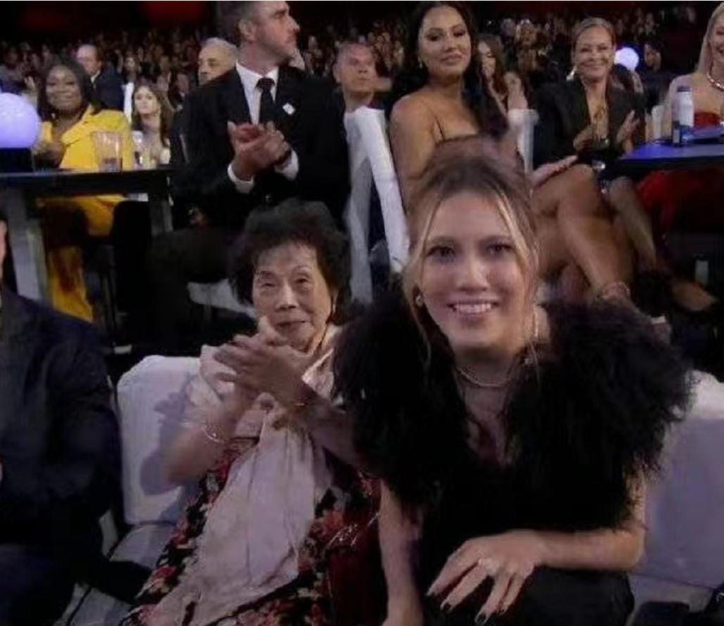 谷爱凌晒与奶奶合照一双绣花鞋,谷爱凌奶奶全集视频