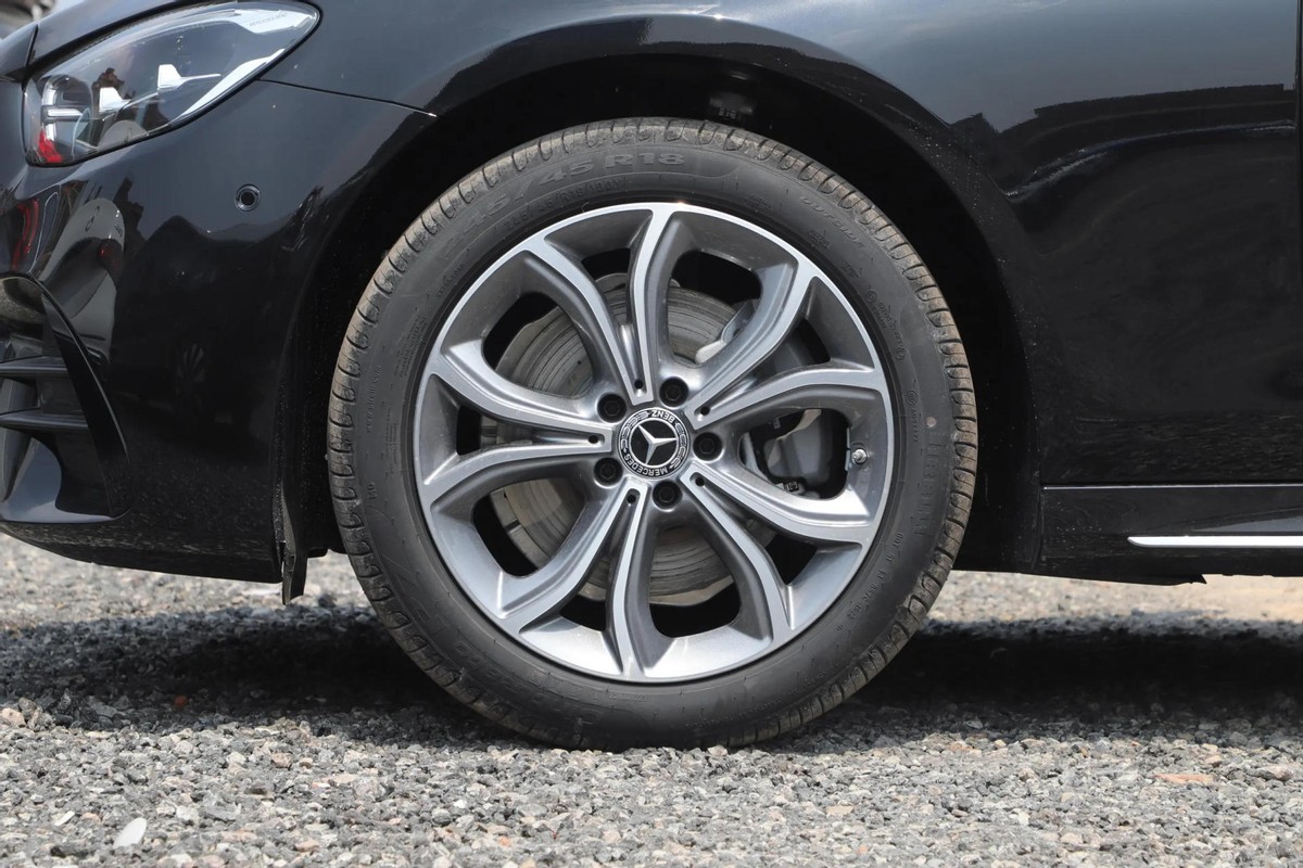 奔驰e级走量车型,奔驰e级真的是普通人的天花板吗