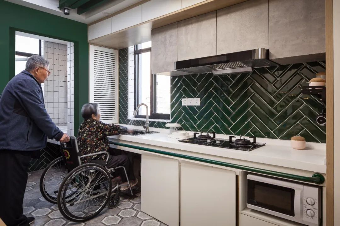 家里老人摔倒该怎么办,家里老人跌倒了买什么东西比较好