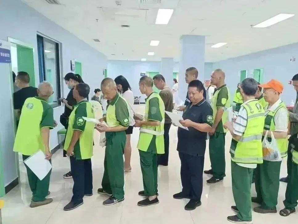 端午爱心粽情暖环卫工人,关爱环卫工人送温暖