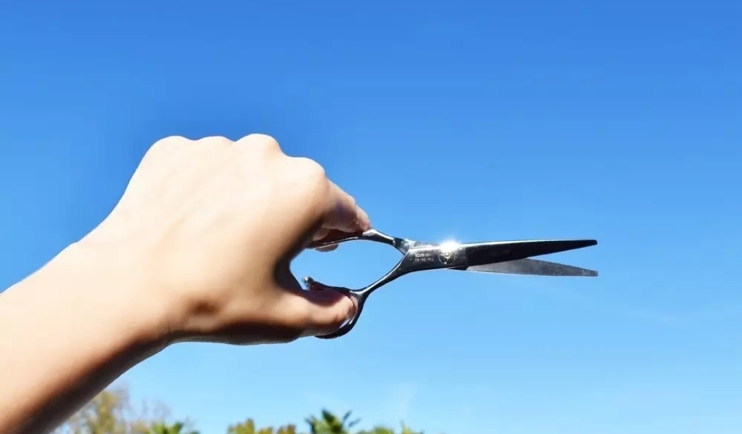 自己理发技巧如何接住碎发,自己理发技巧