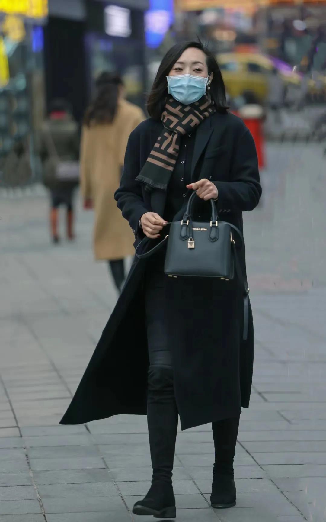 衬衫搭配fendi围巾系法,芬迪围巾怎么穿搭显年轻