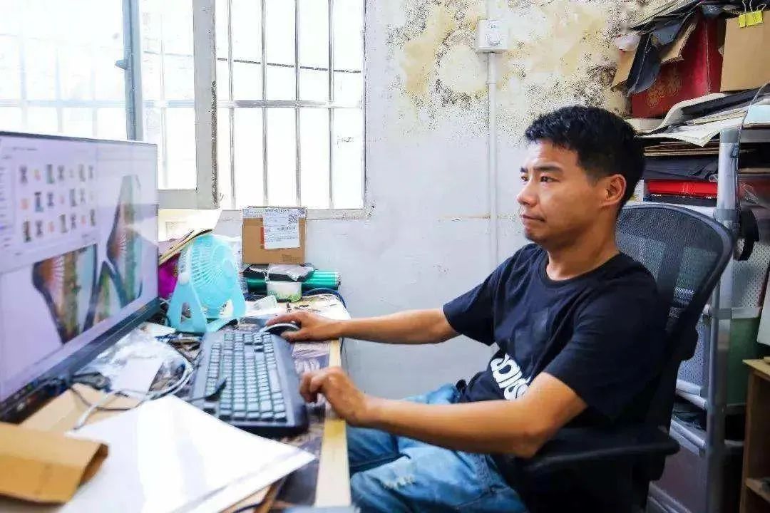 被骂“狗都不如”的脑瘫少年,带着35名残疾人创业年入1000万!背后的女人更让我感动