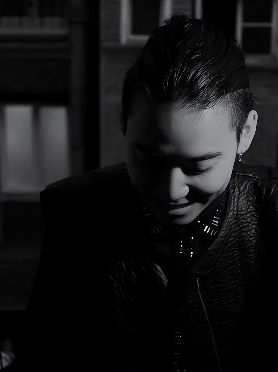 将鲜花封存,变成华服,玩转自然材料的日本设计师