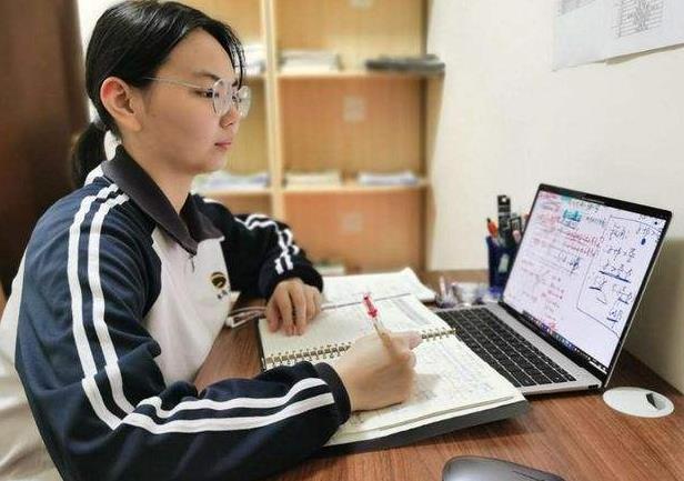 安徽一老师编“男足”段子，学校当标语滚动*放播**，结果有些意外