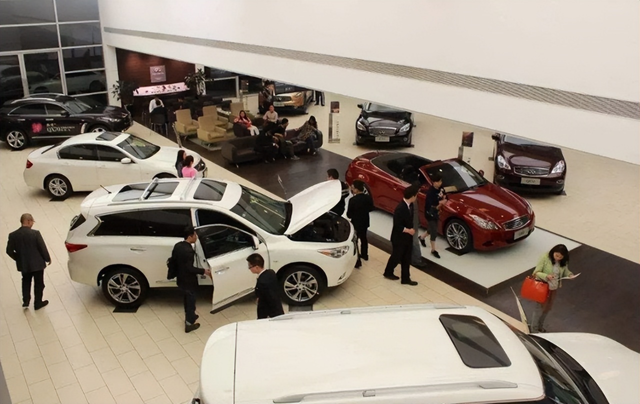 男子全款买车却被女销售无理刁难,男子全款买车车行却说未收到分文