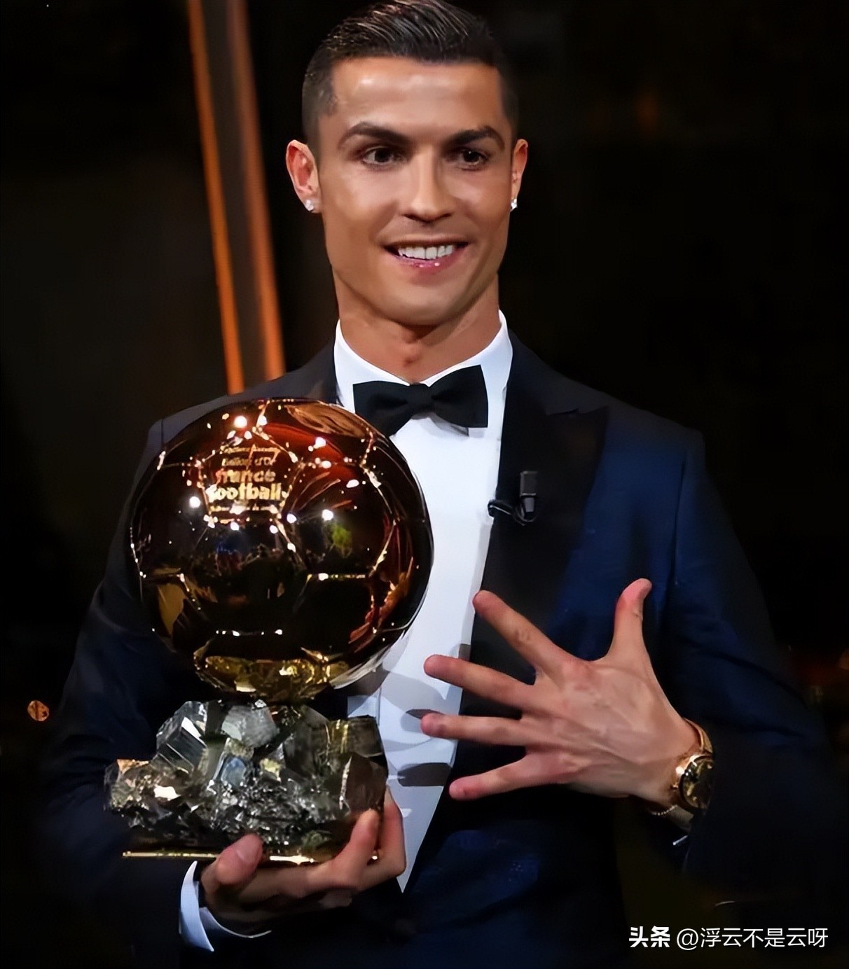 从小立志成为足球界最伟大的球员,出生贫寒17岁却成为足球界的传奇