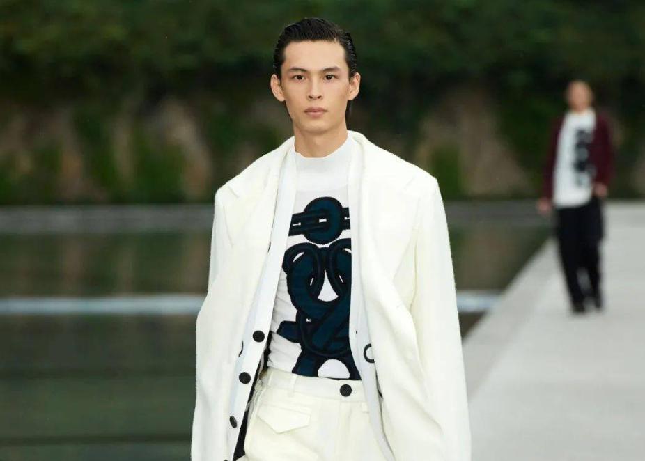 西服大变身！这个国民男装，谁给它的自信？