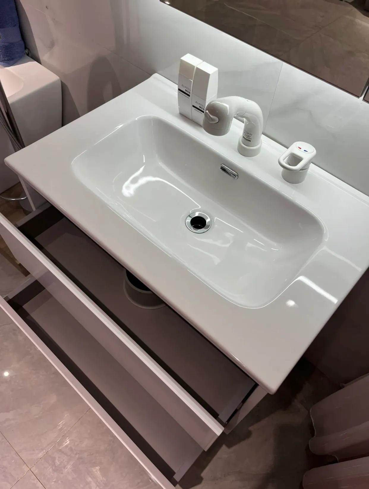 浴室柜一体盆选陶瓷好还是岩板好,浴室柜是用一体陶瓷盆还是大理石