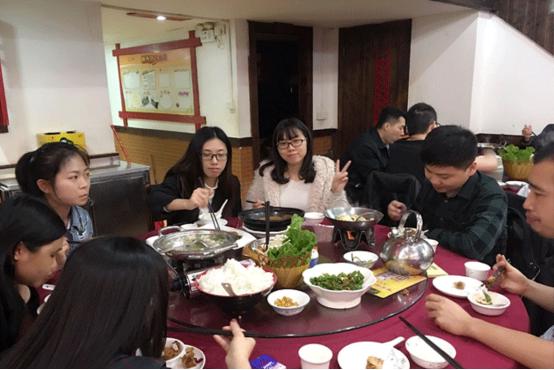 倒酒给别人时，对方对你“敲桌子”是在干啥？建议弄懂，别闹笑话