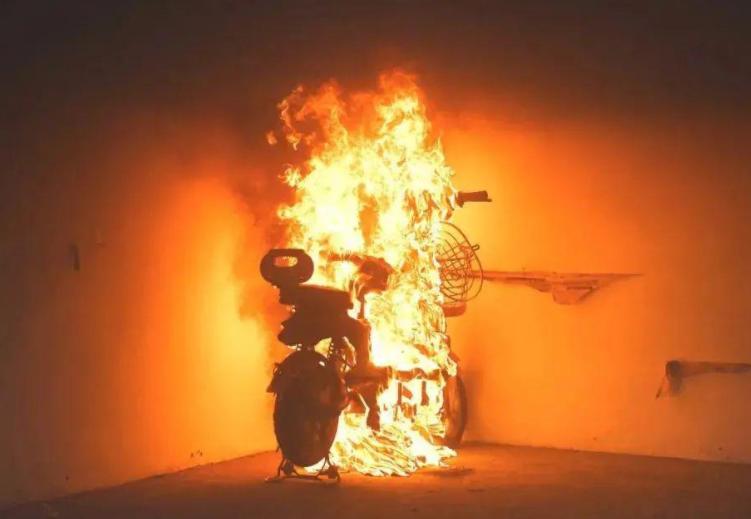 电动车充电注意事项避免引起火灾,电动车充电着火还能充电吗