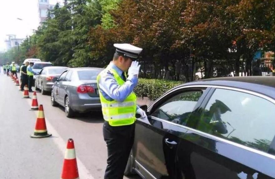 和无证驾驶的人发生碰撞,无证驾驶摩托车与汽车相撞责任