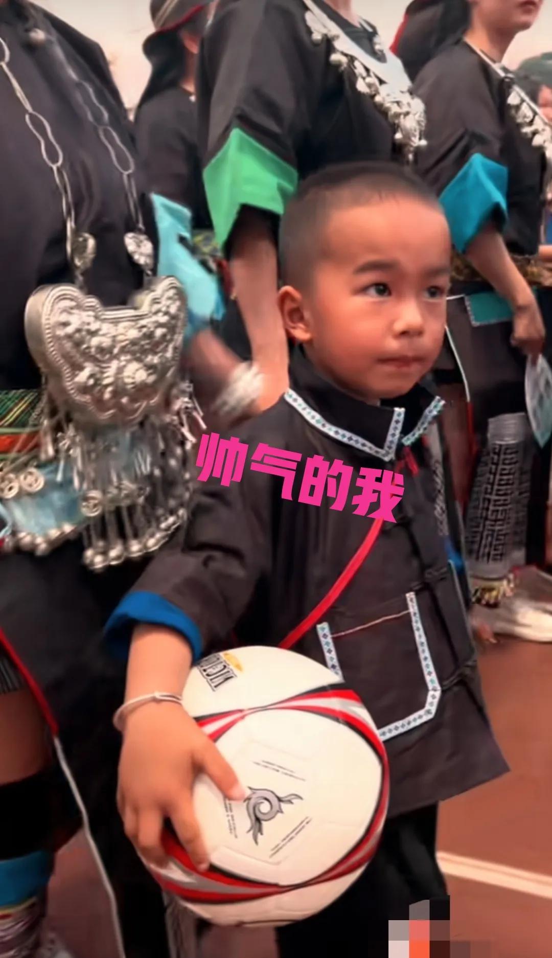 村超足球宝贝走秀,村超民族时装秀