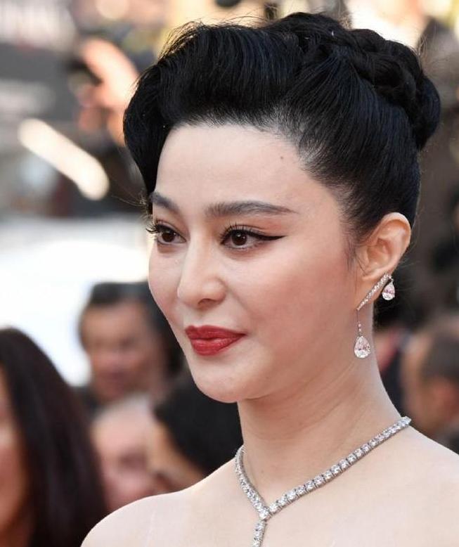 范冰冰为什么可以出现在戛纳红毯,范冰冰在戛纳让人吐槽的是什么