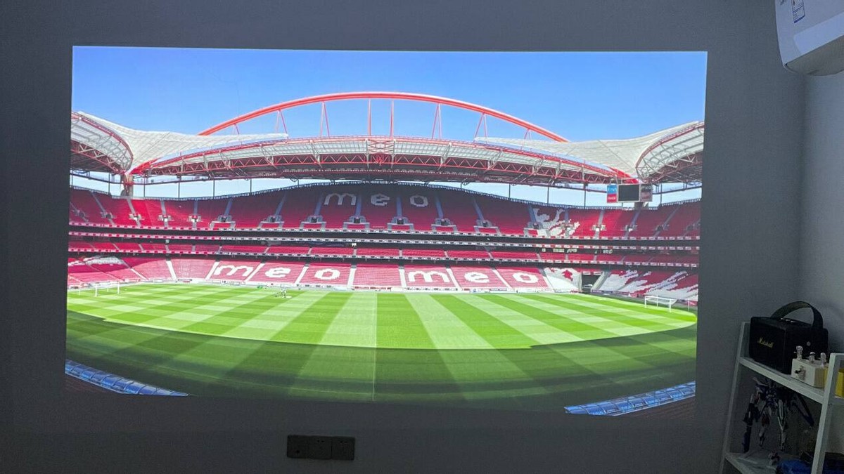 有它，挤啥电影院？AOCL1智能投影实测：2500ANSI流明+帝瓦雷调音