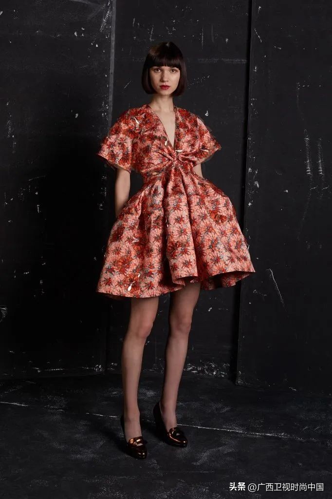 超大纱蝴蝶结怎么搭配,两个小蝴蝶结怎么搭配甜美