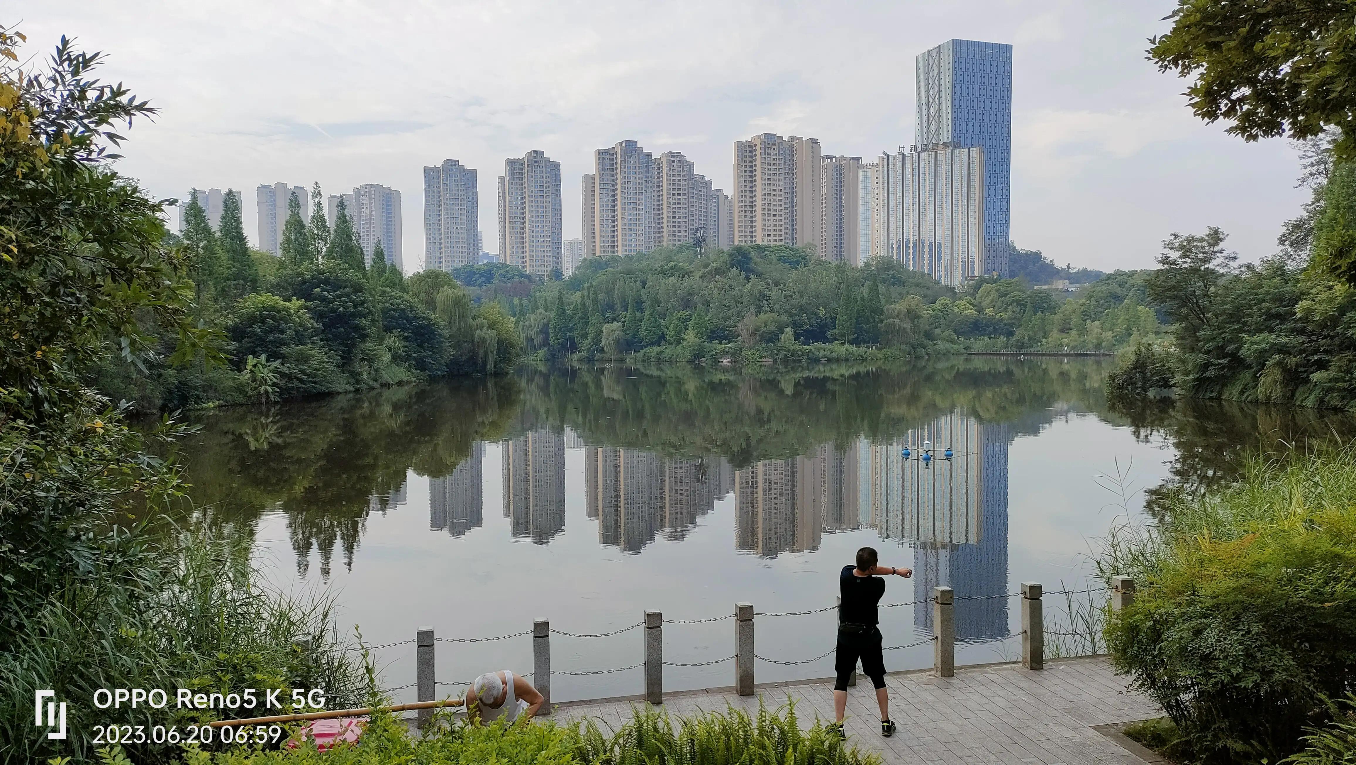 南湖公园湖畔美景,蓝天白云青山绿地天然氧吧