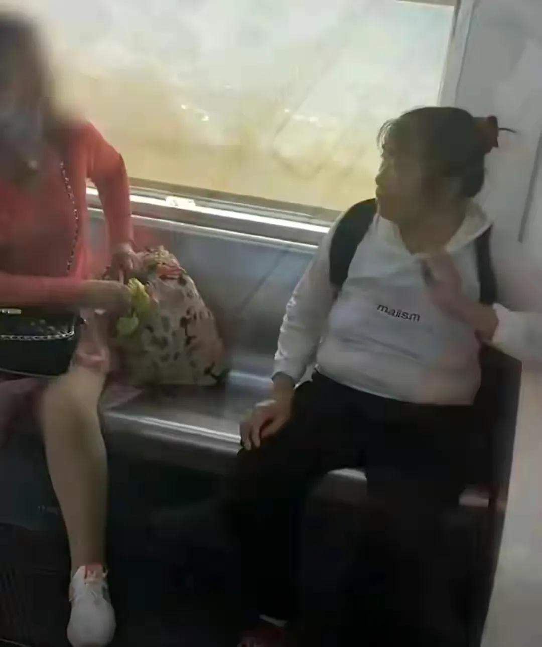 轻轨女子踢老人霸座后续,重庆地铁踢人老人后续