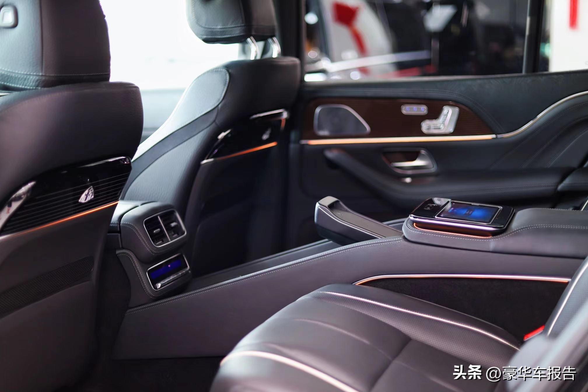 奔驰gls600迈巴赫2022款4座版,奔驰gls400跟迈巴赫的gls600不同