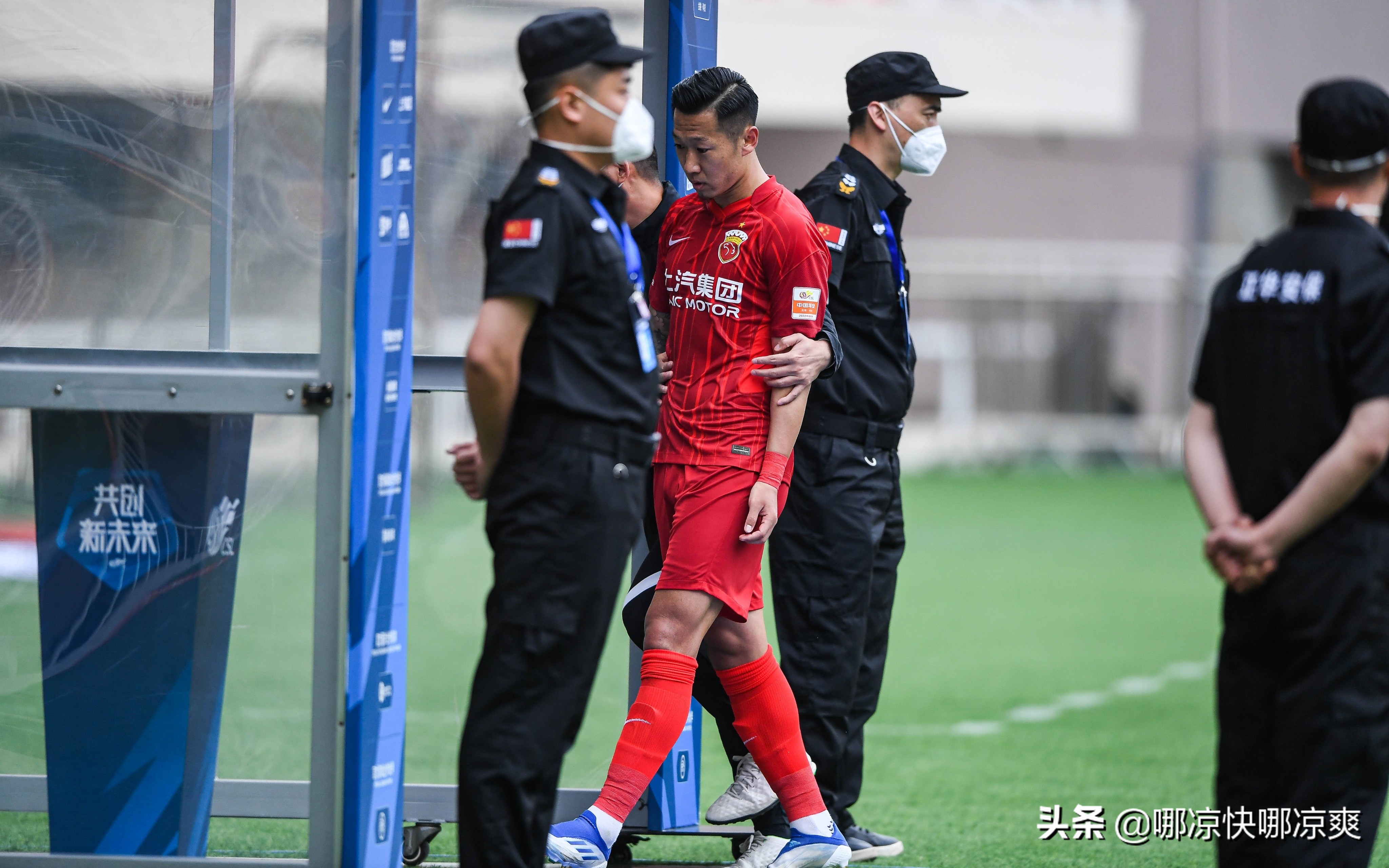 疯狂的足球红牌黄牌满天飞,中超两轮红牌满天飞怎么看