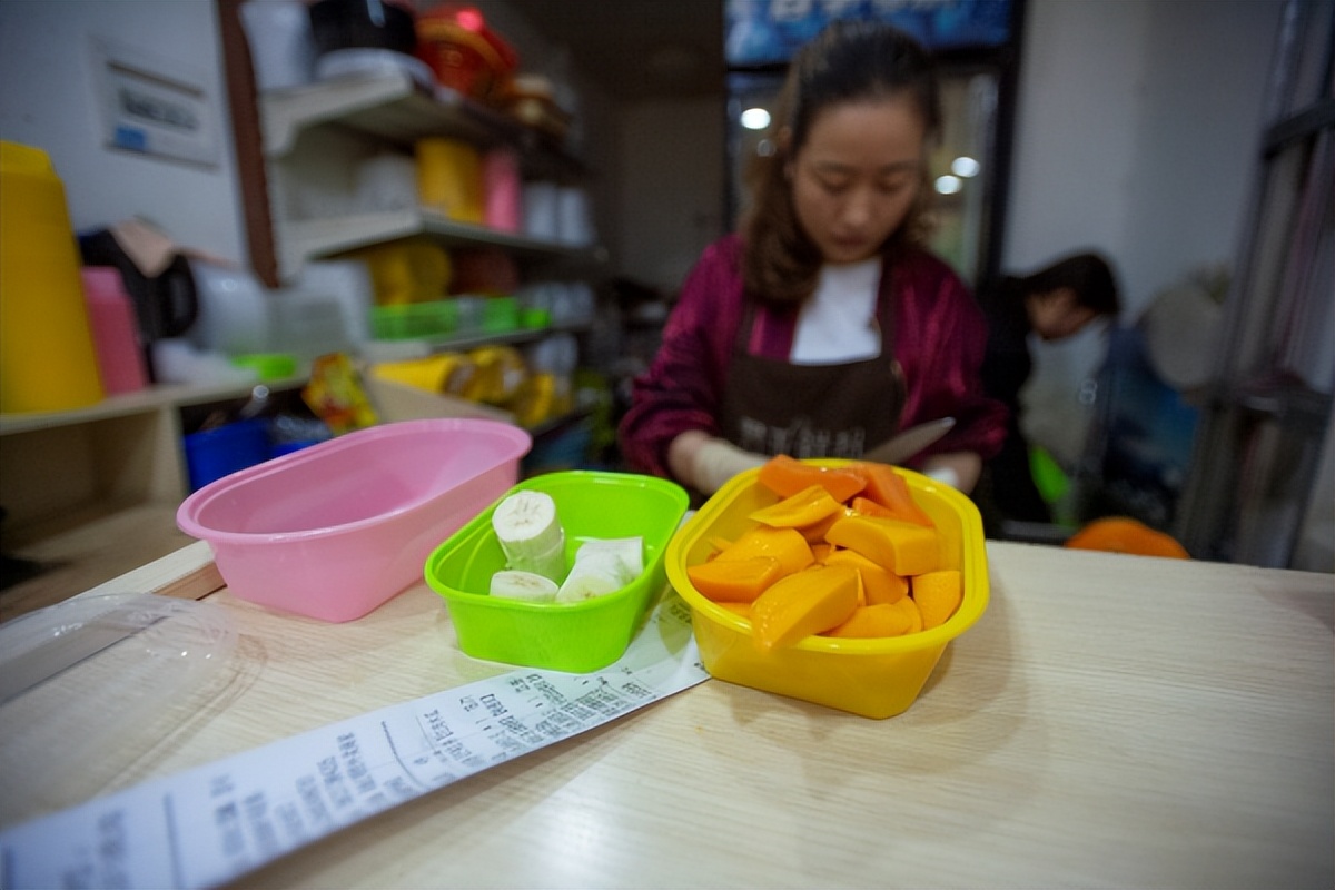 斜杠青年的骑手生活：边开水果店边做骑手昆明小伙收获“满满的幸福”