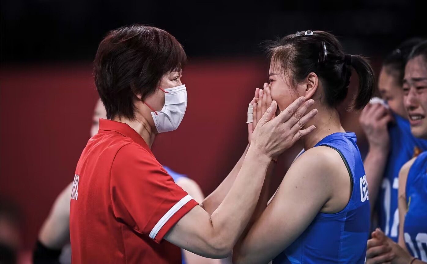 恭喜蔡斌！一样的队服不一样的阵容，中国女排迎来蓝色的胜利喜悦