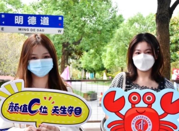 女生宿舍上铺摔下来,女生从宿舍上铺摔下致死